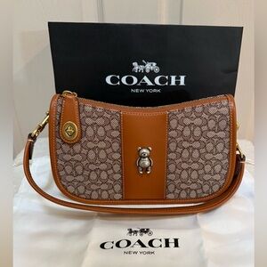 Coach Swinger in Signature Jequard